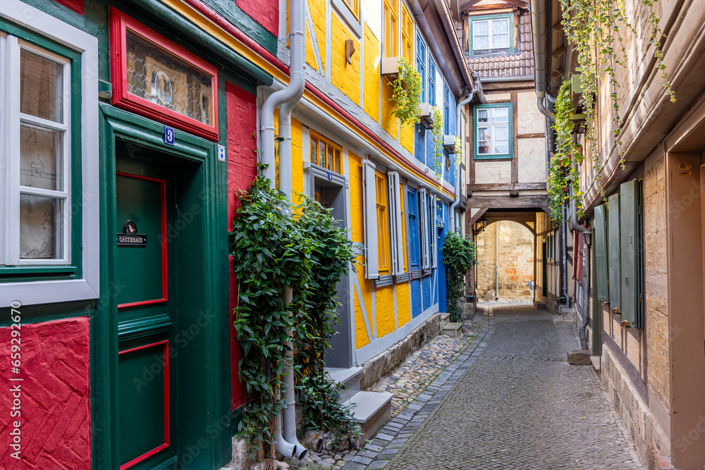 Fototapeta premium Bilder aus dem historischen Quedlinburg historische Fachwerkbauten Gasse