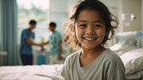 Bellissimo bambino sorridente di origini asiatiche in un ospedale nel reparto di pediatria