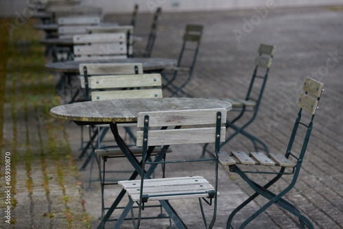 屋外の静かなカフェの椅子とテーブルの様子