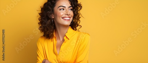Selbstsichere Unternehmerin im gelben Blazer: Stärke und Lächeln photo