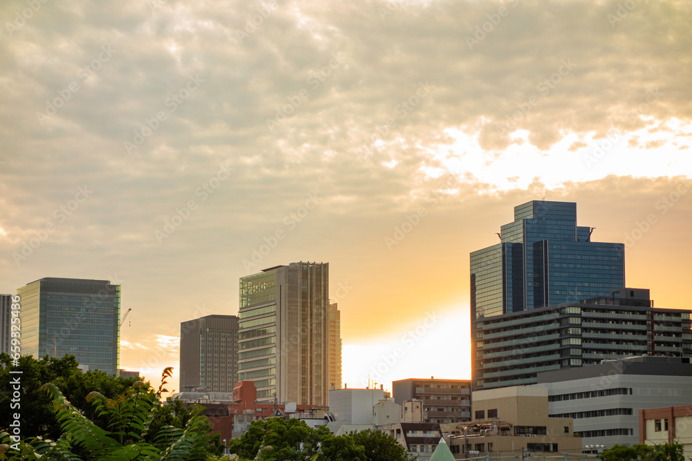 Fototapeta premium 夕暮れ時の高層ビル