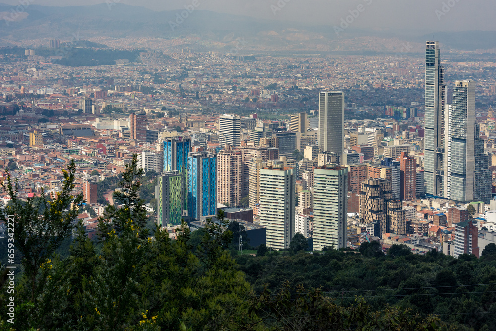 Obraz premium Vista panorámica des del mirador de Monserrate, de la ciudad de Bogotá, capital de Colombia, en suramérica 