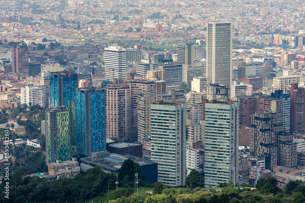 Fototapeta premium Vista panorámica des del mirador de Monserrate, de la ciudad de Bogotá, capital de Colombia, en suramérica 