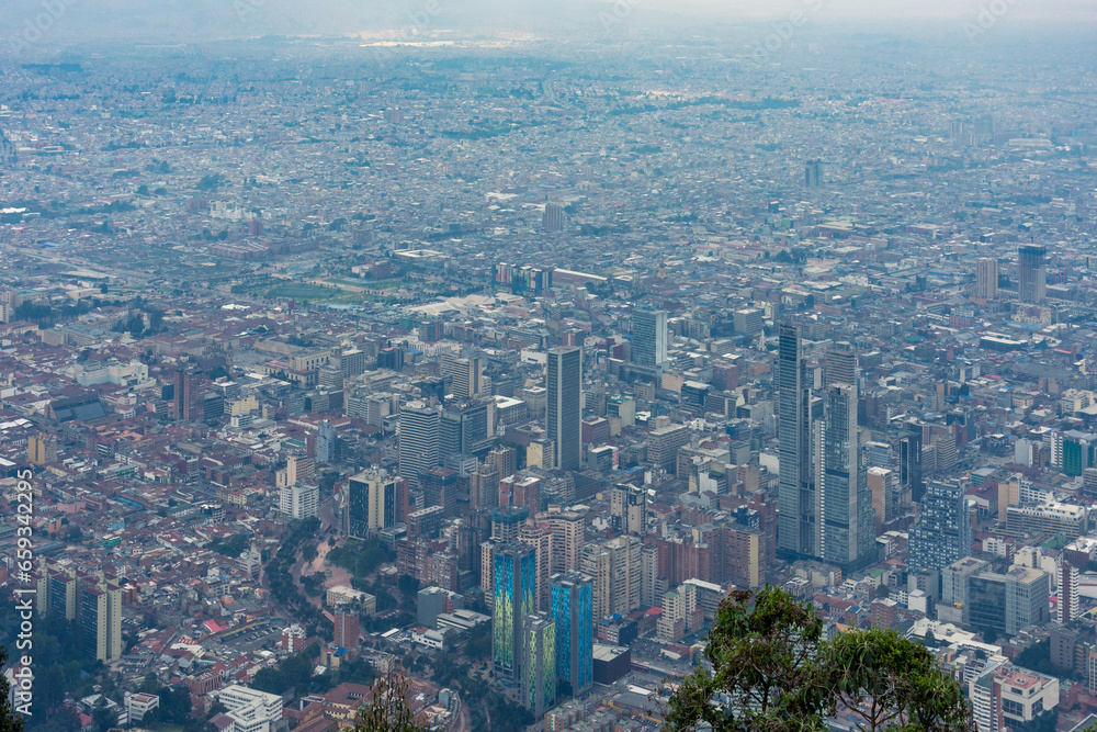 Vista panorámica des del mirador de Monserrate, de la ciudad de Bogotá, capital de Colombia, en suramérica Vista panorámica des del mirador de Monserrate, de la ciudad de Bogotá, capital de Colombia, en suramérica