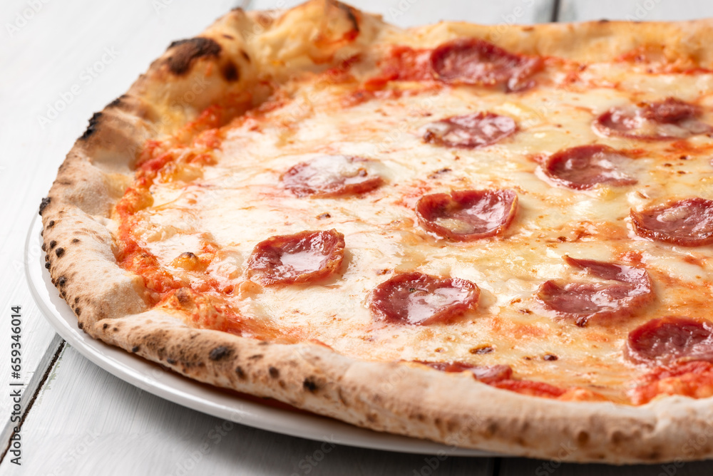 Primo piano di deliziosa pizza sarda condita con salsiccia secca di maiale, pecorino, sugo e mozzarella, cibo italiano 