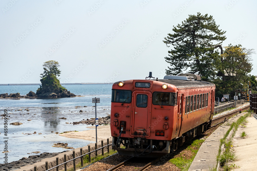 雨晴海岸の景勝地を走る氷見線の列車 雨晴海岸の景勝地を走る氷見線の列車