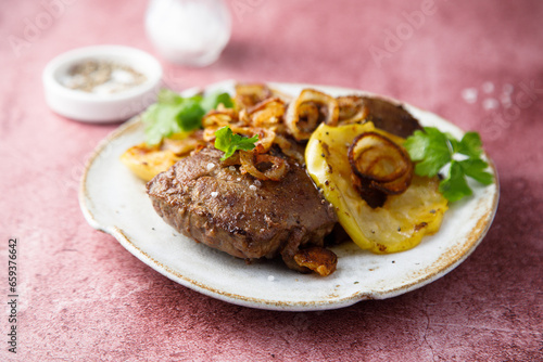 Roasted liver with apple and onion