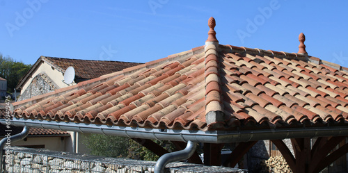 Toiture en tuile canal ou romane, épis de toiture et gouttière en zinc photo