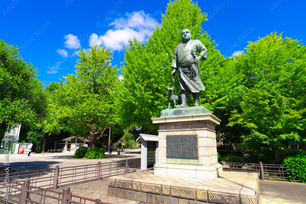 Obraz premium Ueno's iconic Statue of Saigo Takamori stands in Ueno Park, Tokyo, Japan