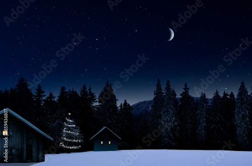 Verschneites Dorf mit bleuchteten Fenstern  in einer Kalten Winternacht