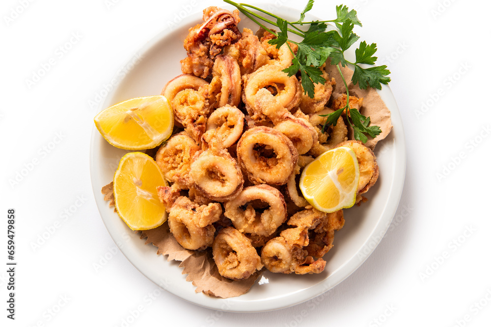 Piatto di calamari fritti e limone, cibo mediterraneo, cucina italiana Piatto di calamari fritti e limone, cibo mediterraneo, cucina italiana