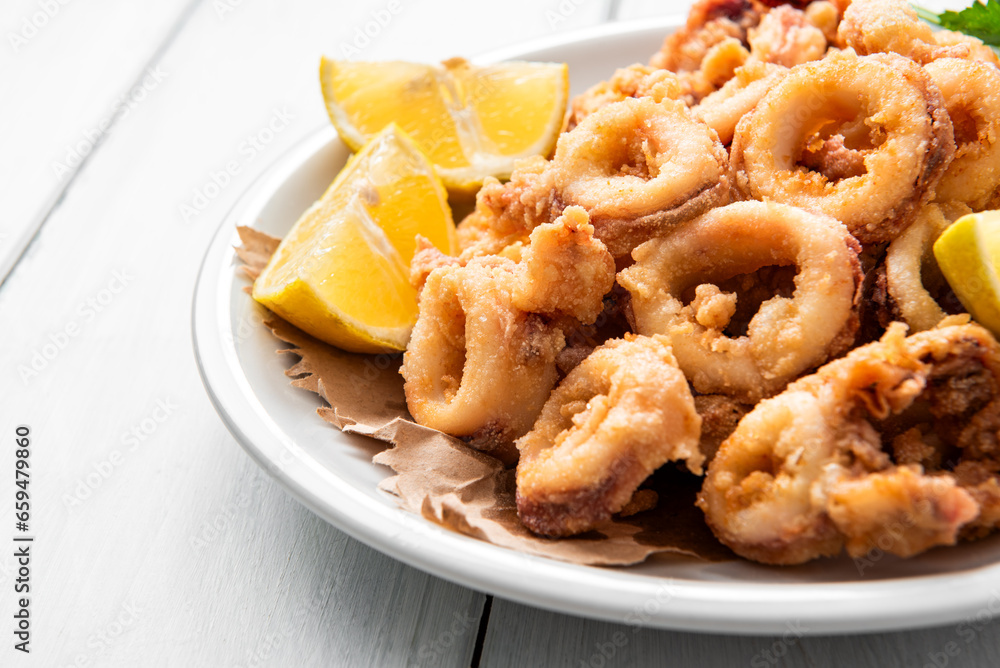 Piatto di calamari fritti e limone, cibo mediterraneo, cucina italiana Piatto di calamari fritti e limone, cibo mediterraneo, cucina italiana