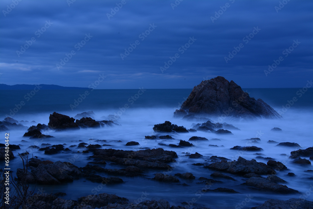 Obraz premium 岩のある海の幻想的な夜の風景