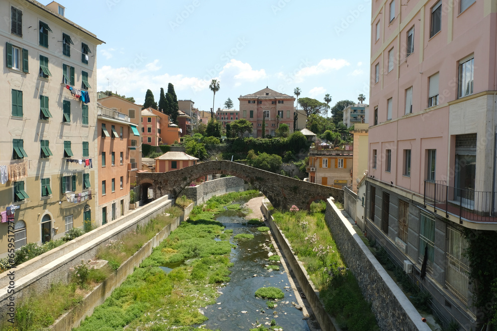 Il Ponte romano sul torrente Nervi a Genova, Liguria, Italia. - obrazy, fototapety, plakaty 