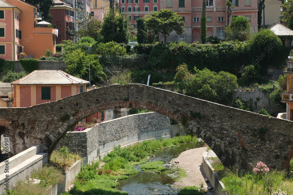 Il Ponte romano sul torrente Nervi a Genova, Liguria, Italia.