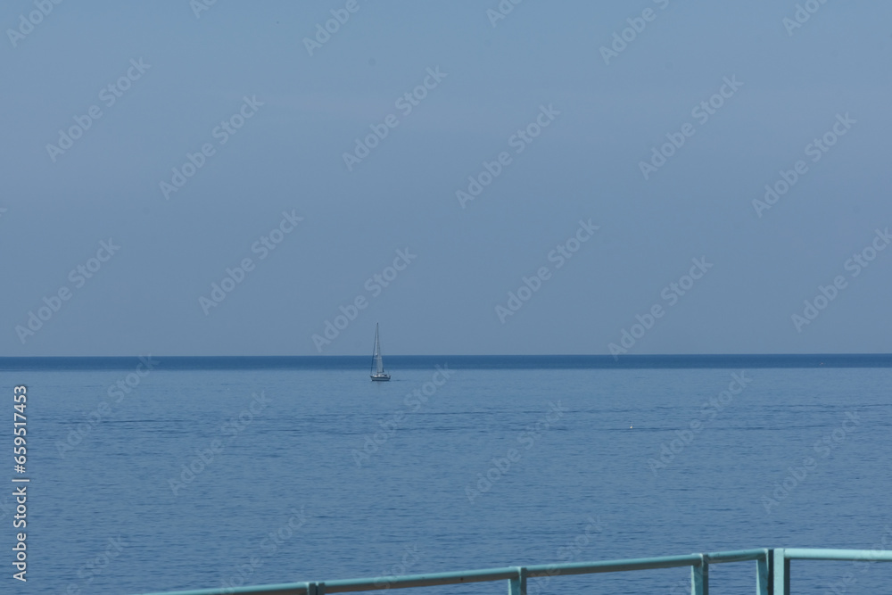 Barche a vela all'orizzonte sul Mar Ligure a Genova Nervi, Liguria, Italia.