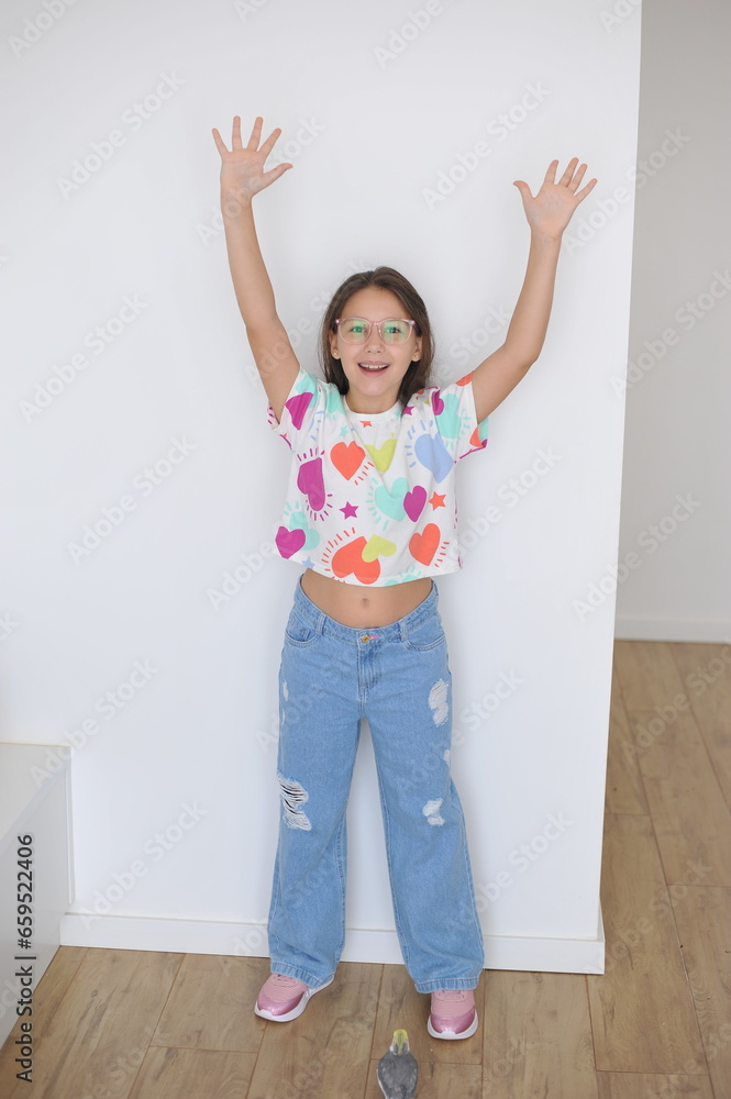menina sorridente comemorando a vida , com camisa de corações , feliz dia das crianças 