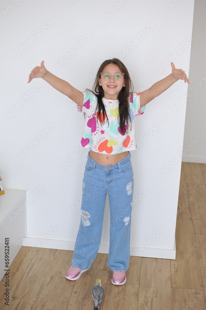 menina sorridente comemorando a vida , com camisa de corações , feliz dia das crianças menina sorridente comemorando a vida , com camisa de corações , feliz dia das crianças