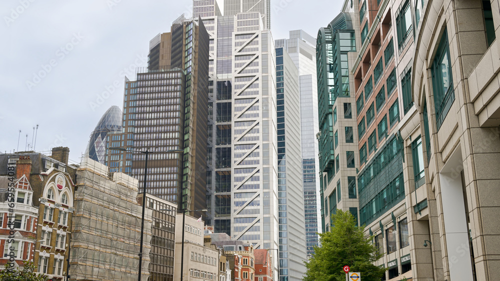 Fototapeta premium Skyscrapers and classic buildings in London City, United Kingdom