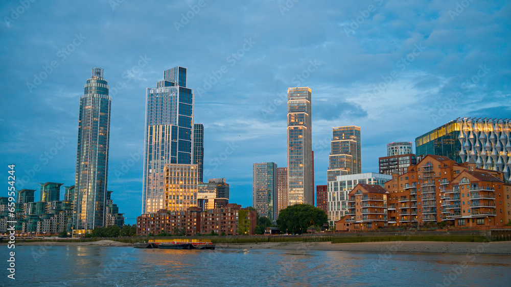 Fototapeta premium Cityscape of London from a floating boat at evening, United Kingdom