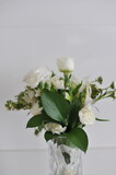 buquê de flores brancas com galhos verdes 