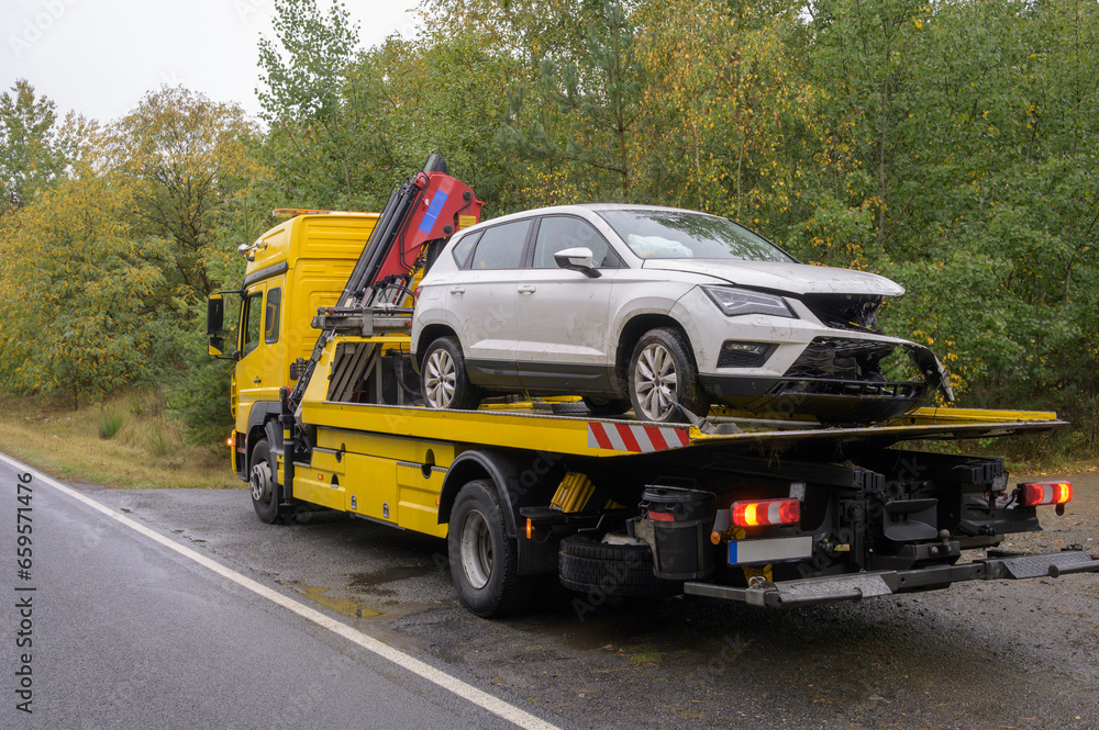 Ein weißer SUV auf einem Abschleppfahrzeug