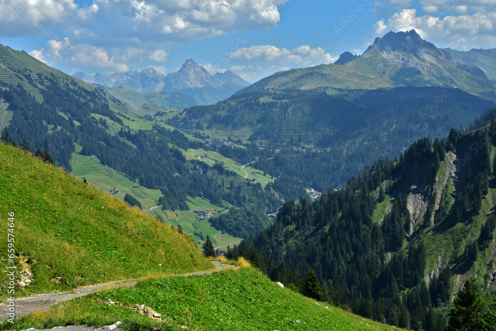 Bregenzerwald bei Schröcken; Blick zu den Allgäuer Alpen mit Biberkopf; Vorarlberg; Österreich Bregenzerwald bei Schröcken; Blick zu den Allgäuer Alpen mit Biberkopf; Vorarlberg; Österreich