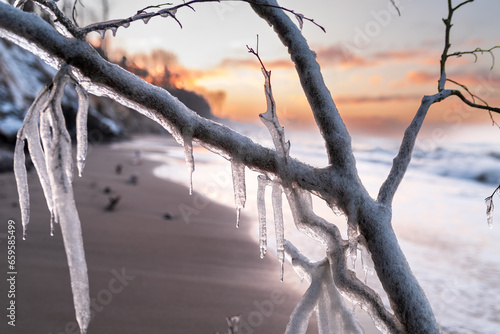 Fototapeta Naklejka Na Ścianę i Meble -  sople lodu na plaży