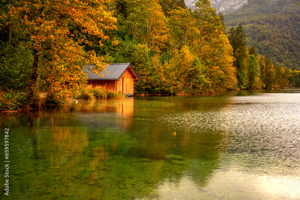 Hütte am See bei Herbstbeginn Hütte am See bei Herbstbeginn