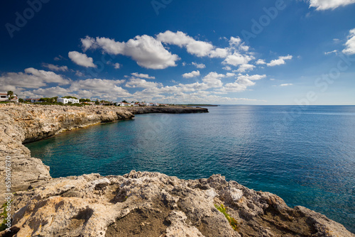 Krajobraz morski i widok na skaliste wybrzeże, pocztówka z podróży, urlop i zwiedzanie hiszpańskiej wyspy Menorca, Hiszpania