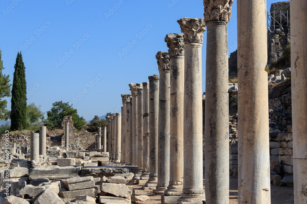 The top of a column is a capital of the Corinthian order on the ruins of the ancient city of Ephesus The top of a column is a capital of the Corinthian order on the ruins of the ancient city of Ephesus