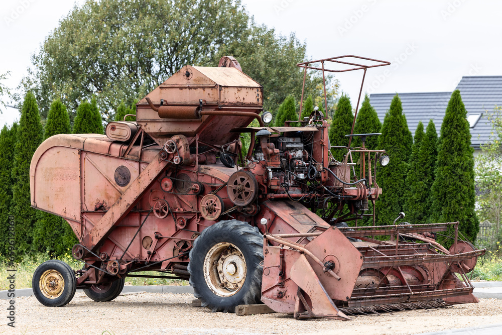 Naklejka premium Zabytkowy kombajn Vistula produkowany przez 