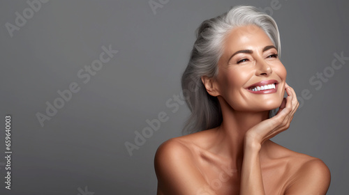 Attraktive Frau mittleren Alters lächelt zeitlos photo
