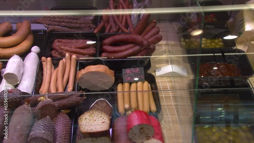 frische Biowursttheke in Supermarkt / Fleisch / Bio Supermarkt / einkaufen