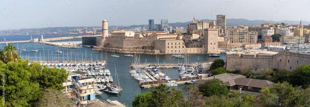 Vue sur Marseille depuis le fort Saint-Nicolas ou d'Entrecasteaux - obrazy, fototapety, plakaty 