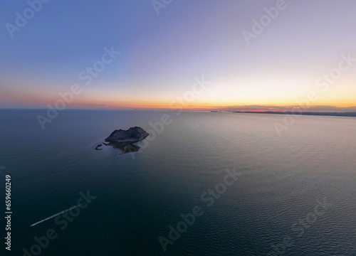 En el horizonte se visualiza majestuosa la Isla Alcatraz en Bahía de Kino, Hermosillo, Sonora. photo
