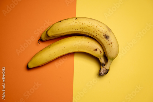 bananes en petit régime sur 2 couleurs photo