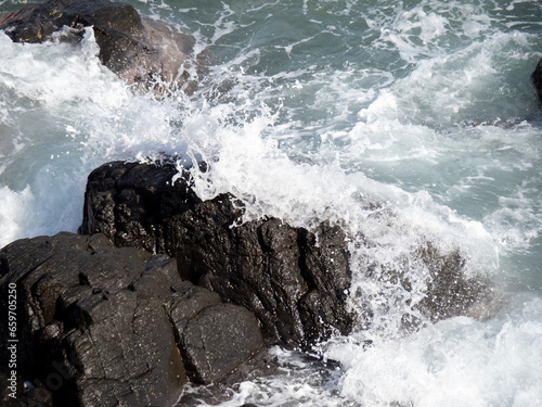 Fototapeta Naklejka Na Ścianę i Meble -  海岸の岩と波飛沫。10月の日本海(若狭湾)の海岸。
