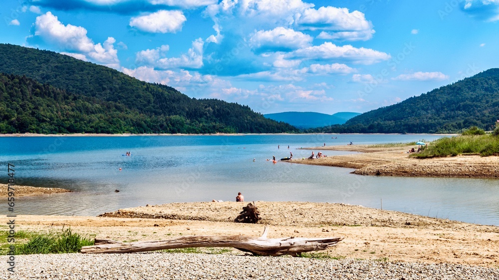 Lake Klimkovskoe, surrounded by the wooded hills of the Low Beskids, fits perfectly into the landscape of the picturesque Ropa River gorge.