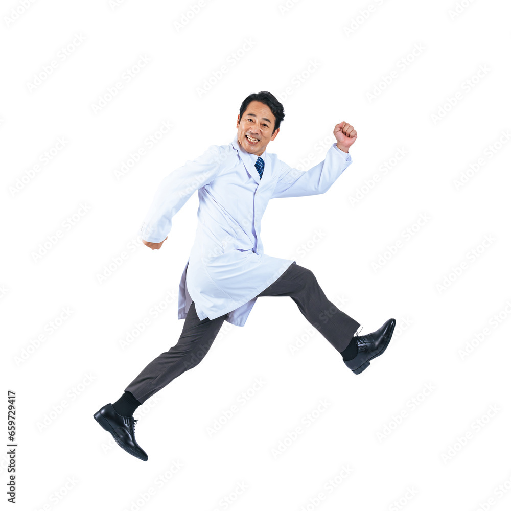 ジャンプする白衣を着た中年男性　医師　科学者　切り抜き背景透過PNG