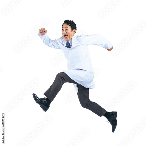 ジャンプする白衣を着た中年男性 医師 科学者 切り抜き背景透過PNG