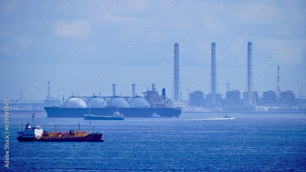 海ほたるから見える東京湾を航行するタンカーと工場地帯