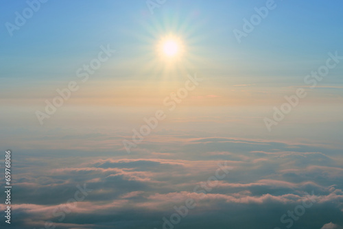 山の上から見る雲海と太陽
