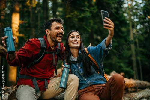 Fotografía Diverse companions, displaying radiant smiles, commemorate their outdoor escapad