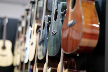 Fotobehang Muziekwinkel Akoestische gitaren aan winkelmuur  © gen_A