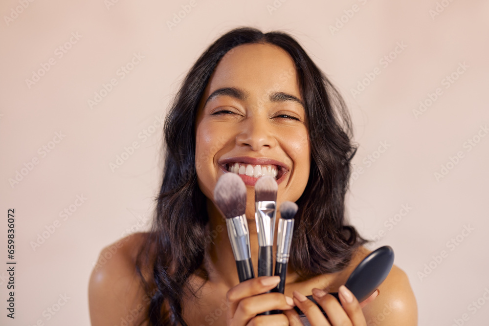 Excited beauty woman holding make up brushes and compact foundation - obrazy, fototapety, plakaty 