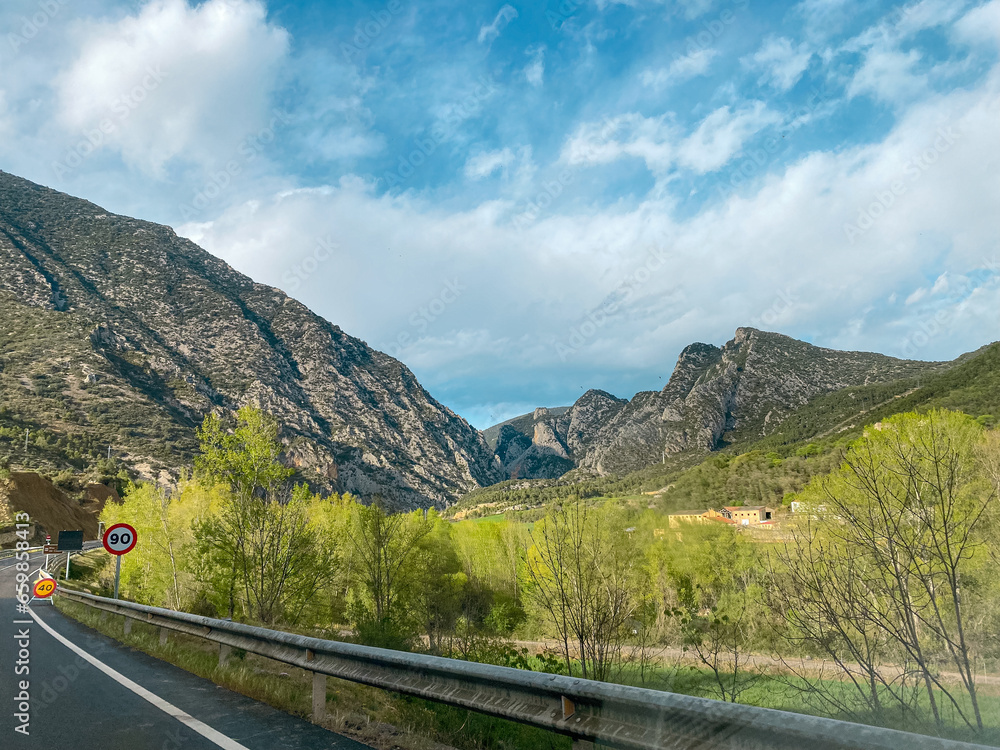 Il fascino del paesaggio per poter raggiungere l'Andorra. Montagna, lago, fiume, arcobaleno e tanto sole.