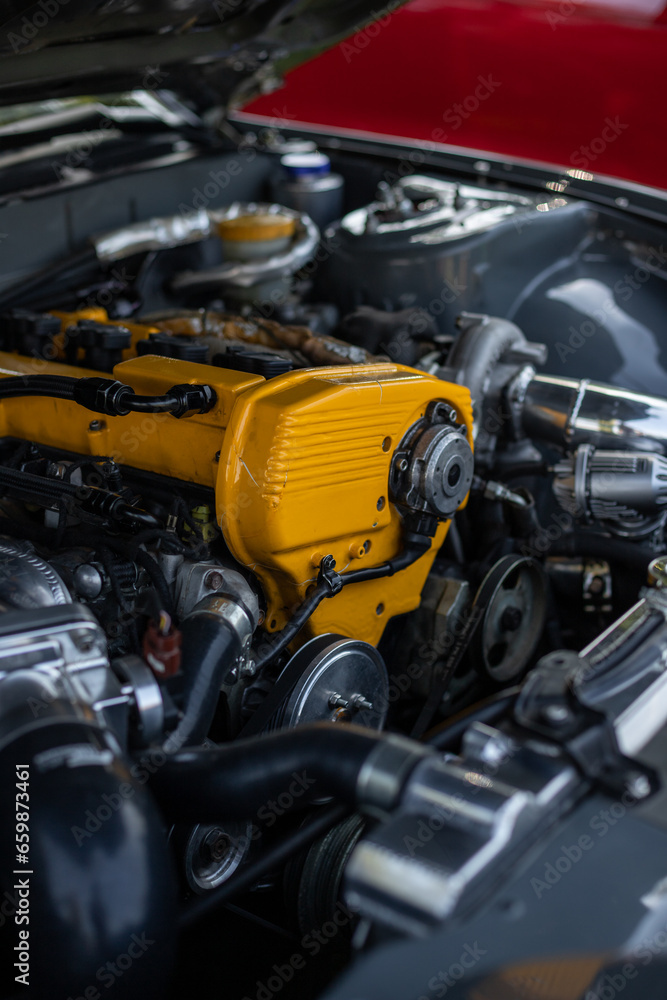 Details of sports car engine, internal combustion engine vehicle