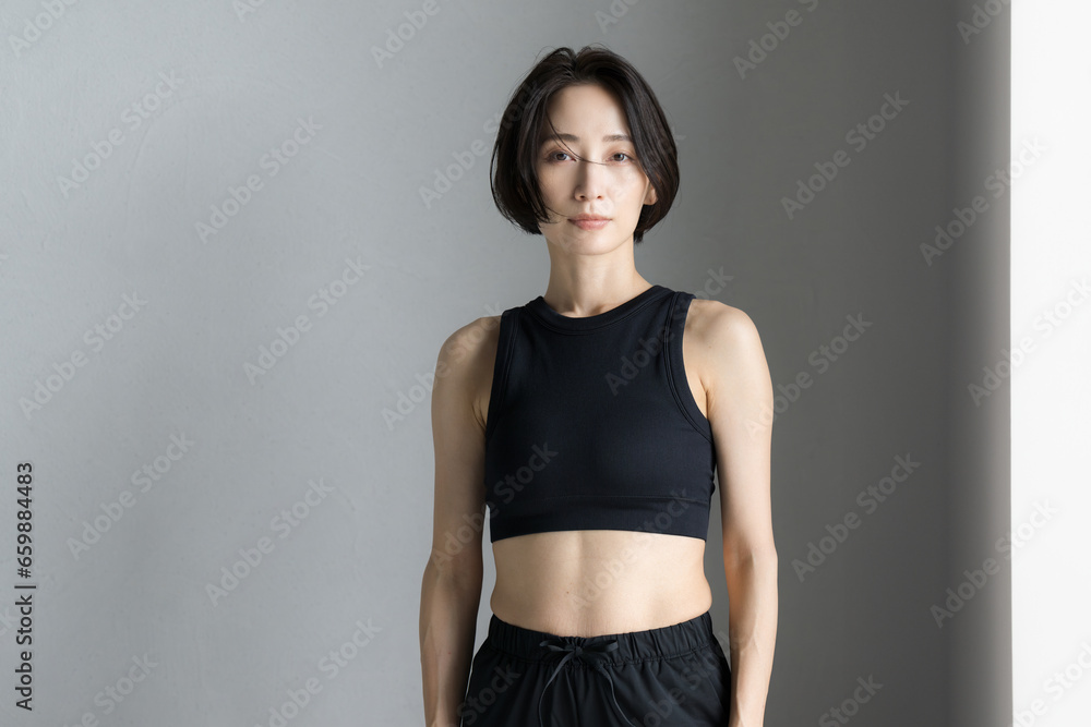 筋トレやエクササイズするカッコイイ女性のイメージ カメラ目線 筋トレやエクササイズするカッコイイ女性のイメージ カメラ目線