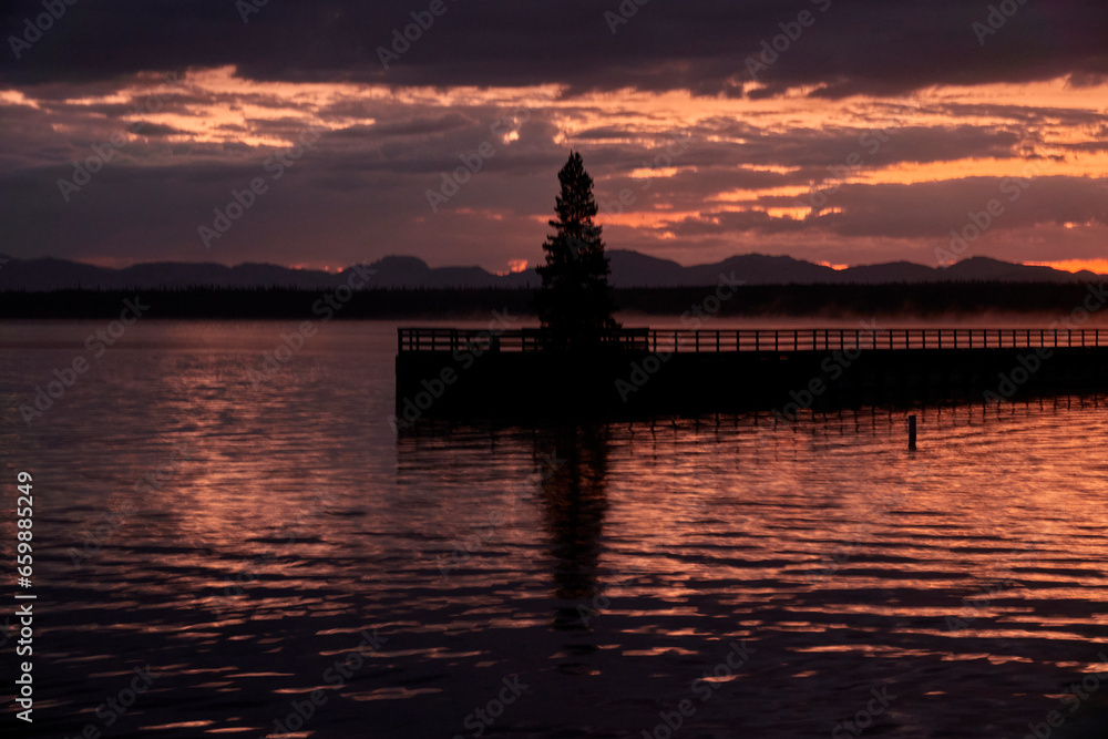 Fototapeta premium Sunrise in Yellowstone lake in September 